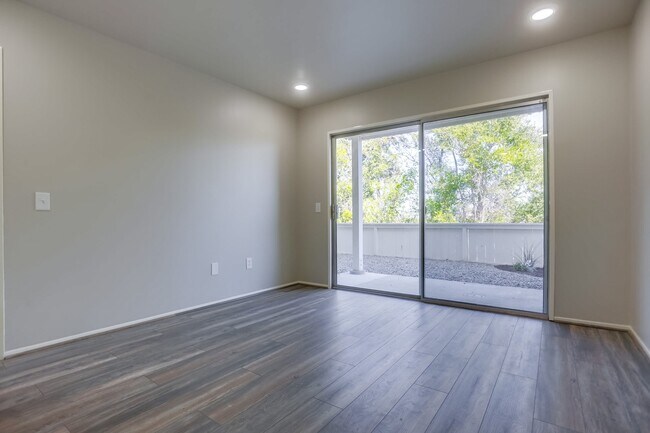 Building Photo - 2 Bedroom Oceanside Condo, with Private Ya...