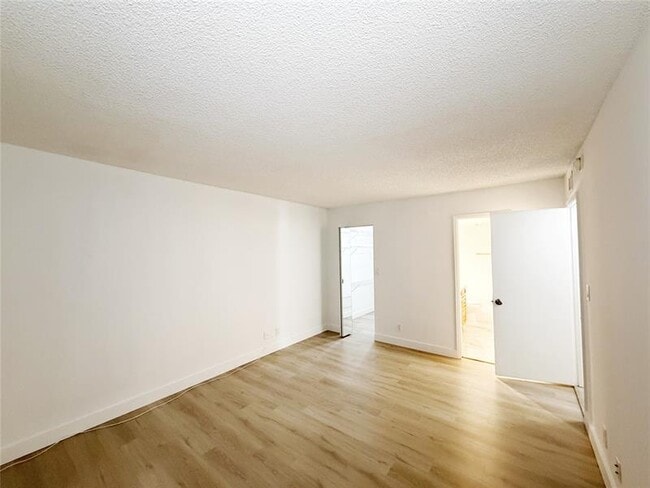 Building Photo - 709 Gardens Dr