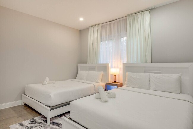 Building Photo - 2135 Rosemont Dr