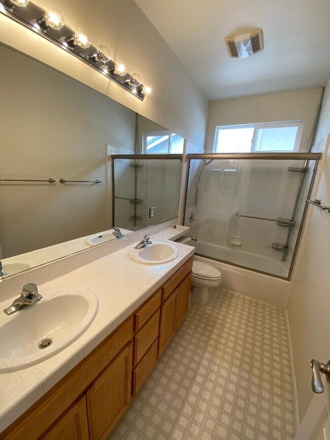 Building Photo - 4 Bed 2.5 Bath Single Family Home In San R...