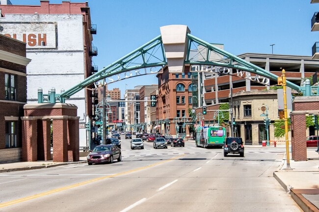Building Photo - Modern Downtown Milwaukee Condo for Rent