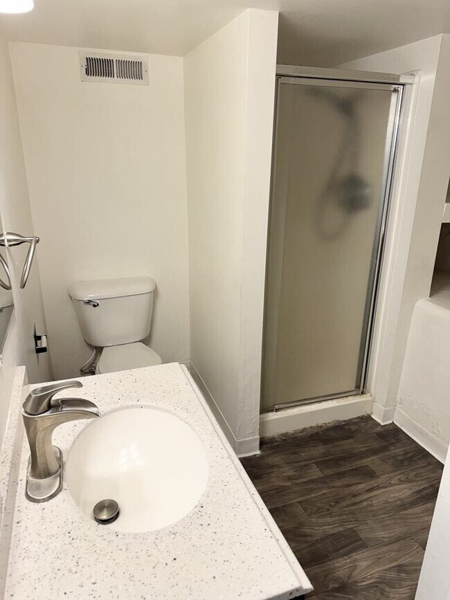 Building Photo - "Charming 2-Bed Apartment with ALL UTILITI...