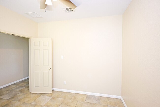 Building Photo - 2231 Hawk Dr