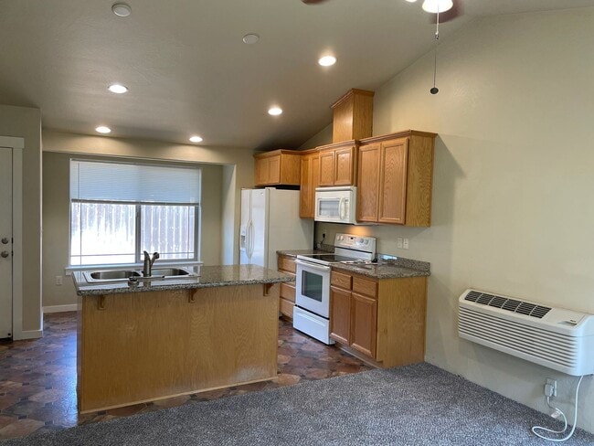 Building Photo - Cozy 1 Bed 1 Bathroom-Located in Friendly ...