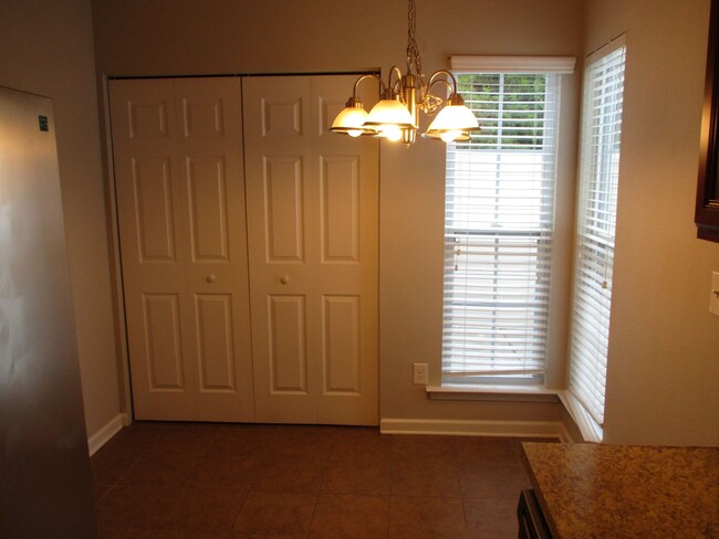 Building Photo - Pretty 3 Bedroom Townhouse in the Clemmons...