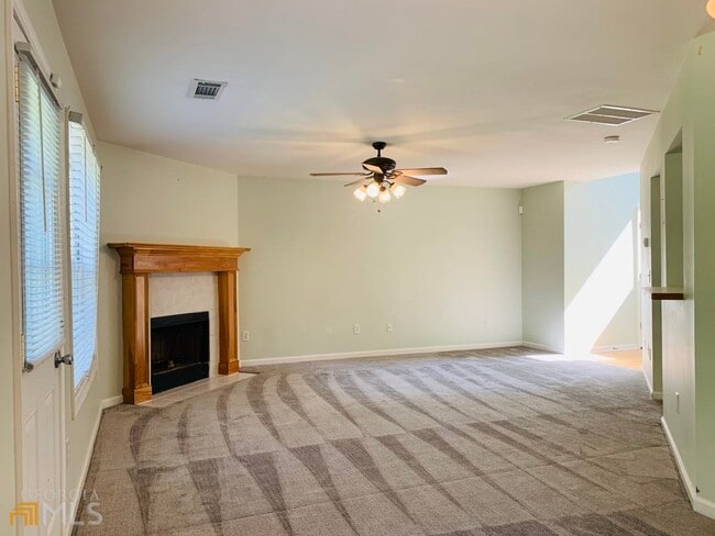 Building Photo - 752 Reeves Lake Dr SW