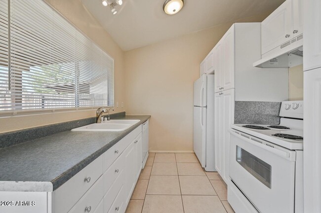 Building Photo - 2906 E Impala Ave