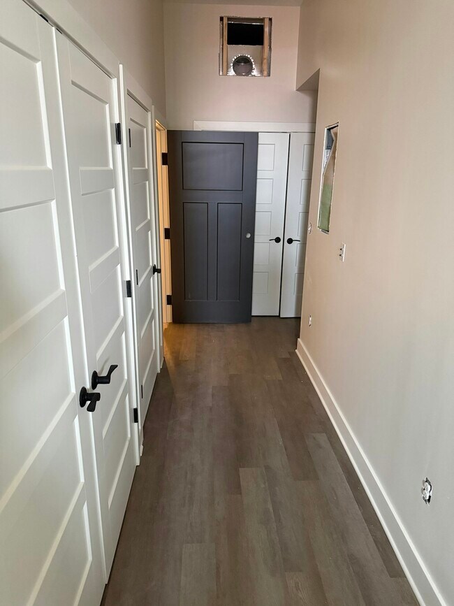 Building Photo - 106 E Erie St