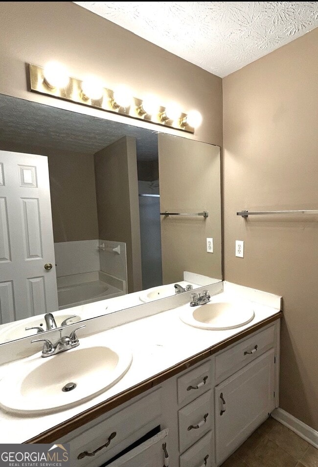 Building Photo - 4034 Robin Cir