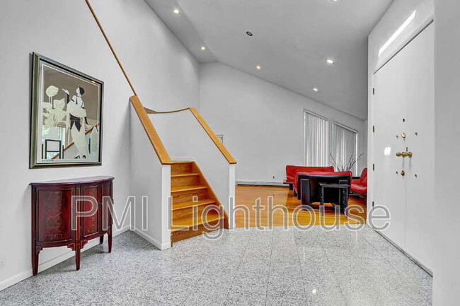 Building Photo - 2 Carlyle Dr