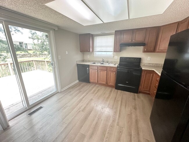 Building Photo - ***Available Immediately***Remodeled 4 Bedroom / 1.5 Bath Duplex