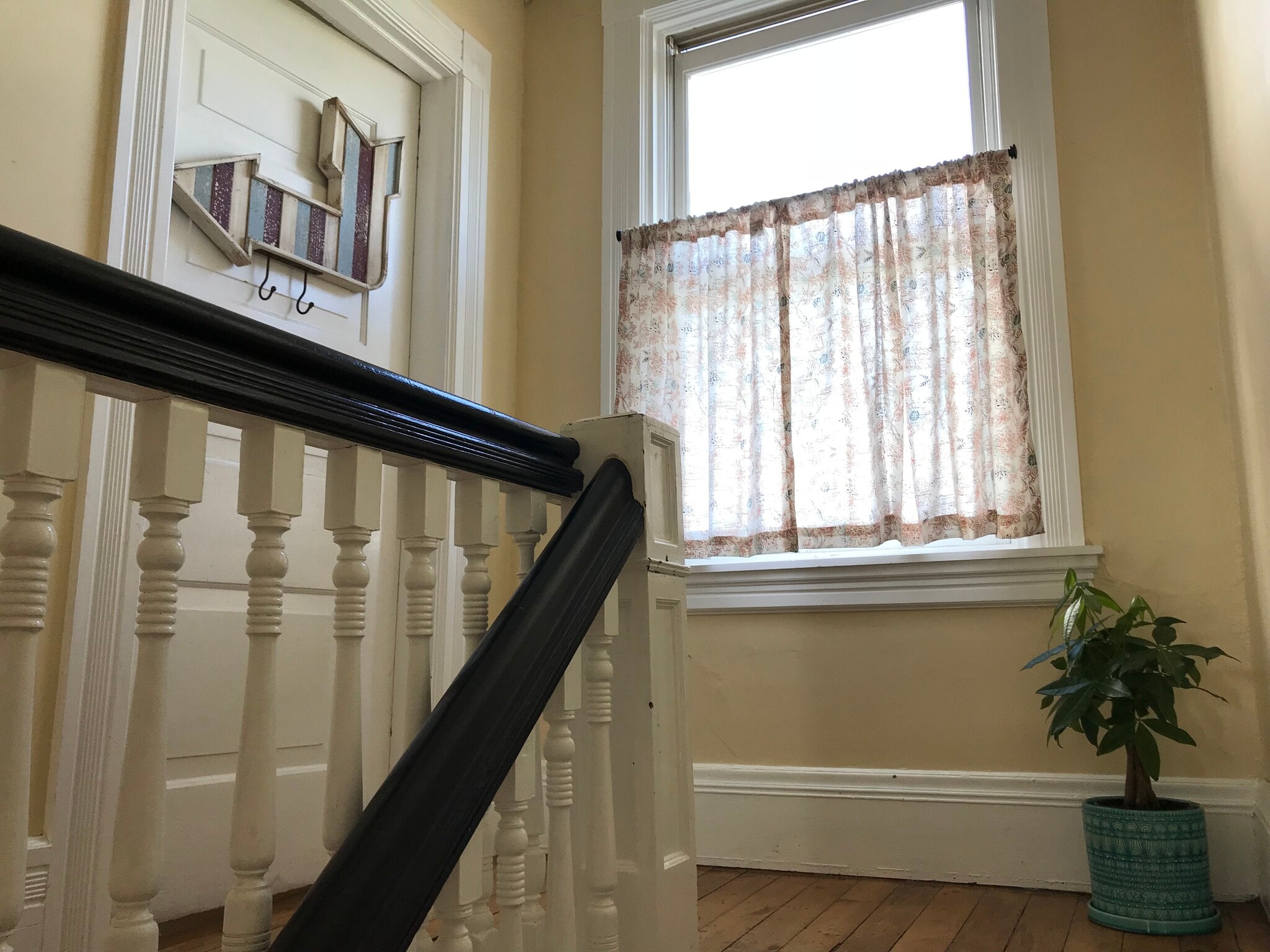 3rd floor hallway showing bathroom door - 3284 Dawson Street