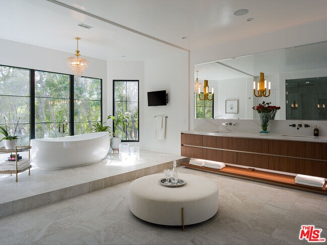 Building Photo - 5192 Parkway Calabasas