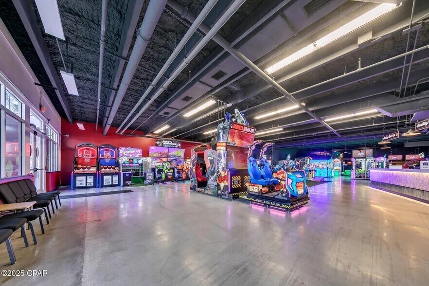 810 Entertainment in the resort - 9860 S Thomas Dr