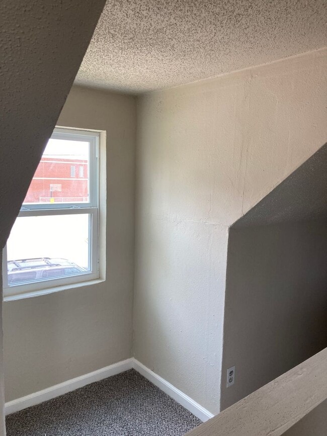 Building Photo - 3 Bedroom 2 Bathroom East Side Home