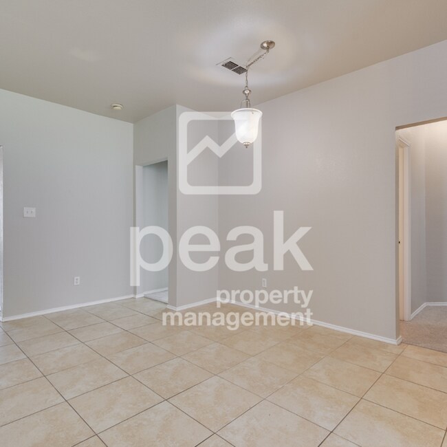 Building Photo - 4 Bedroom/2 Bathroom HOME FOR LEASE! Just ...