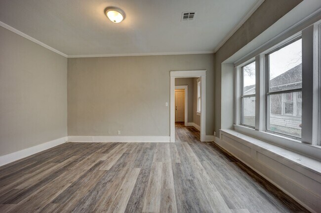 Building Photo - Freshly Updated 3 Bedroom Home