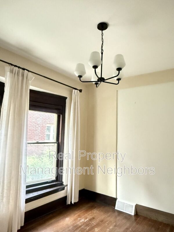 Building Photo - 216 Lafayette Ave NE