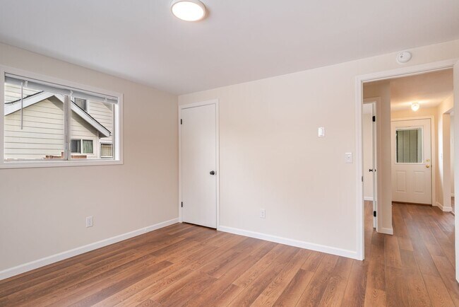 Building Photo - Huge Kitchen, 1000 sq ft Shop/Garage, Remodeled 3 bedroom