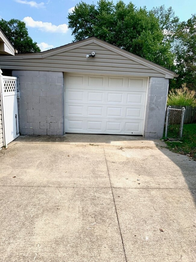 Building Photo - Charming Brick Ranch in the Heart of Hillview