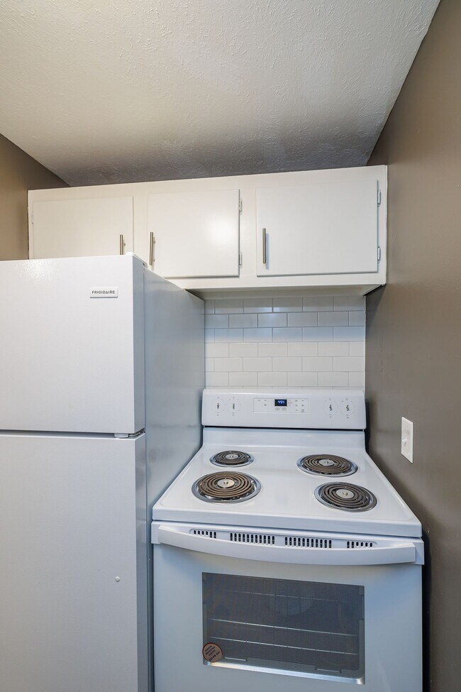 Building Photo - 3rd floor completely renovated and new owners