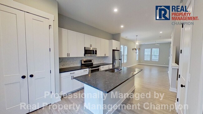 Building Photo - Bright & Open End Unit Townhome