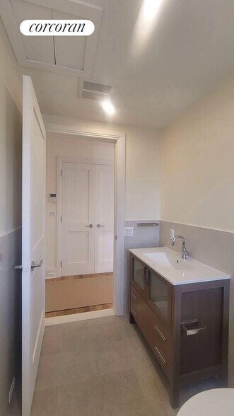 Building Photo - 45 W 81st St