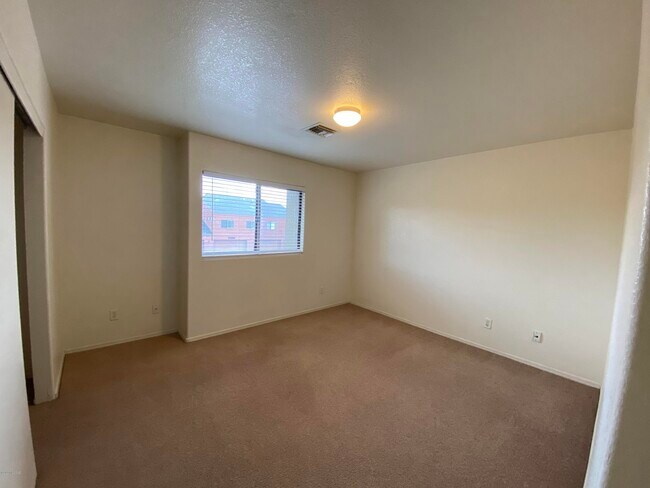 Building Photo - 1251 E Weimer Cir