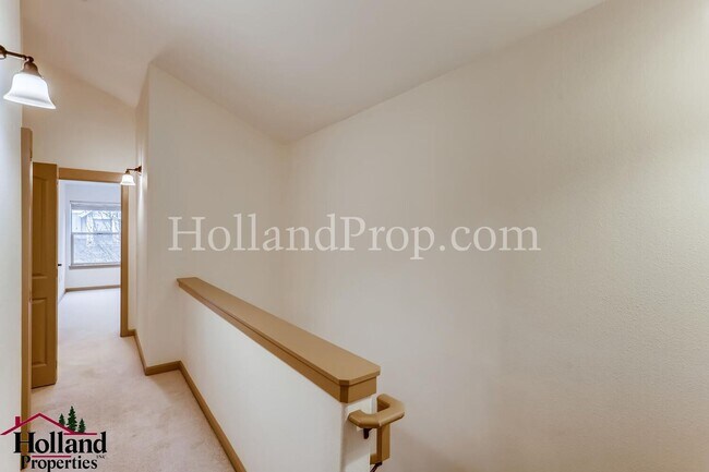 Building Photo - Pet free 3 bedroom Home with natural light...