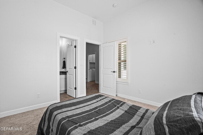 Building Photo - 869 Eastwell Dr