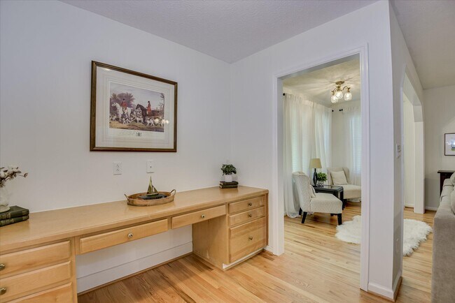 Building Photo - 869 Hickory Ridge Rd