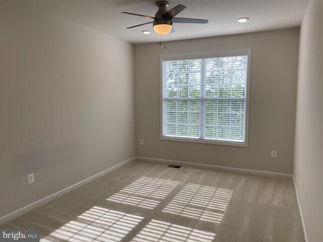 Building Photo - 23275 Milltown Knoll Square