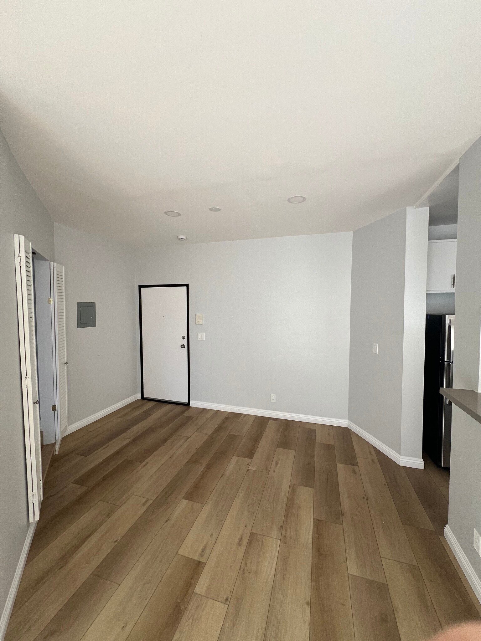 Building Photo - 2107 N Beachwood Dr