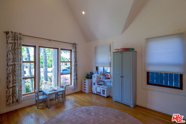 Building Photo - 5122 Hermosa Ave