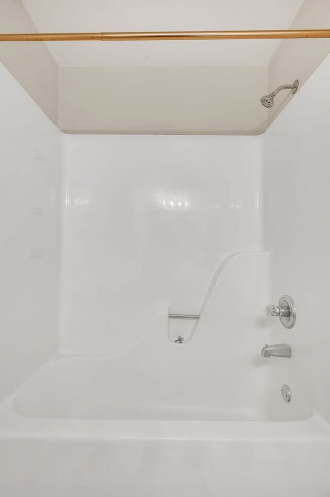 Building Photo - Awesome 2BE/2.5BA condo in Green Hills!