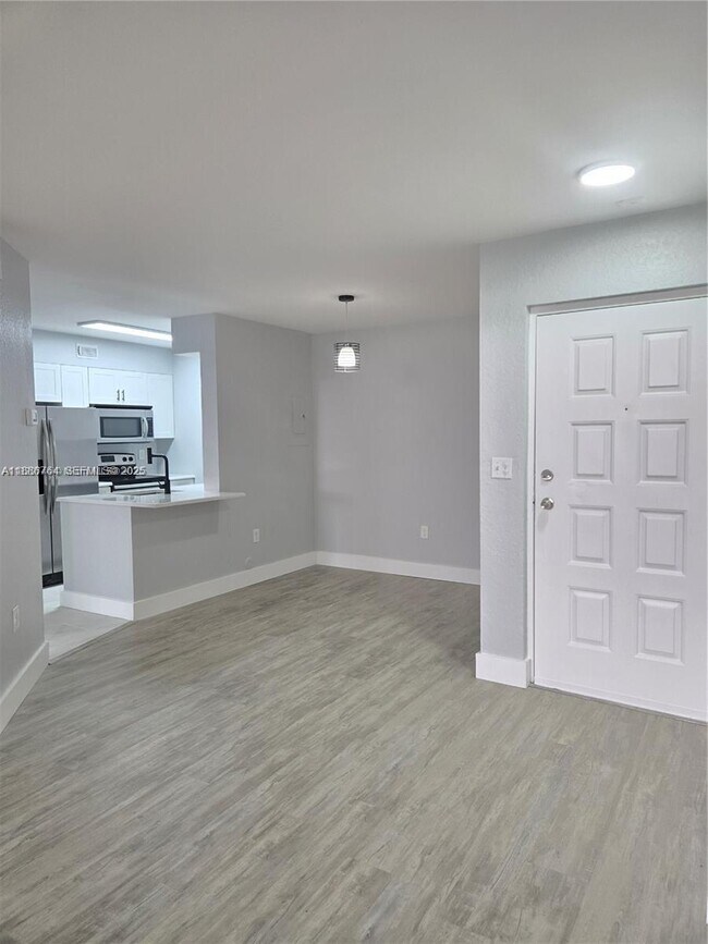 Building Photo - 2831 N Oakland Forest Dr