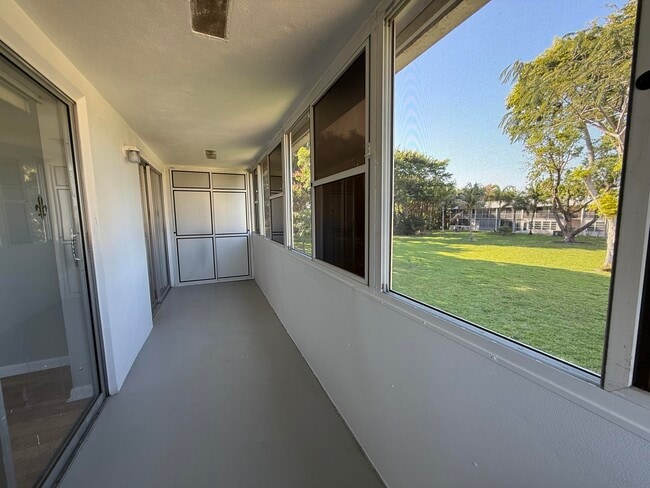 Building Photo - 68 Sussex E