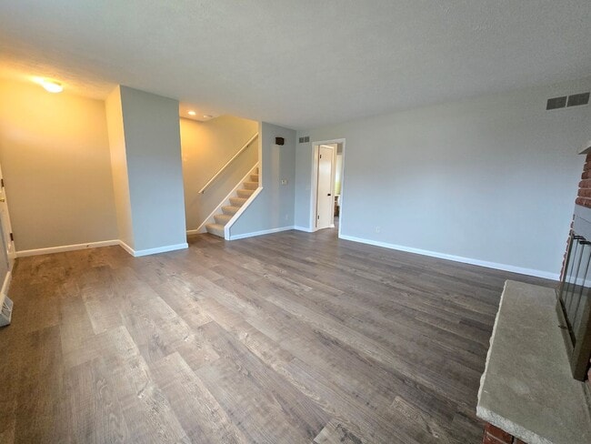 Building Photo - 306 Robinhood Ln