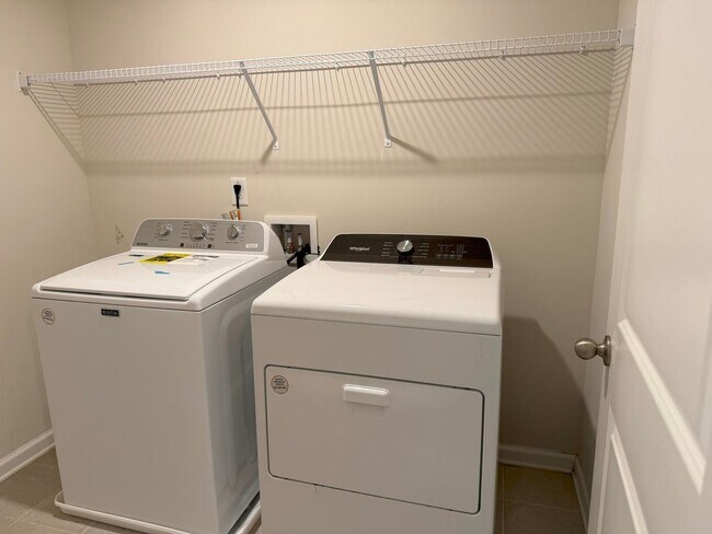 Building Photo - Spacious 3BR Townhome in Lawrenceville