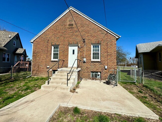 Building Photo - Charming  2-bedroom, 1-bathroom Storybook Cottage Awaits!