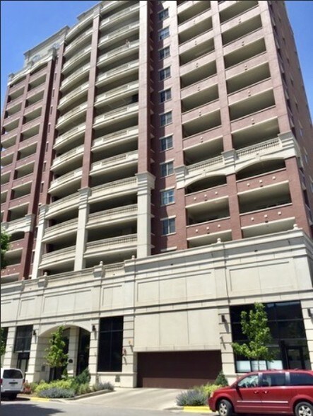 Building Photo - 828 W Grace St