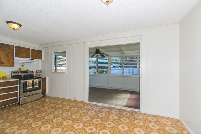 Building Photo - Amazing views, spacious floorplan, bonus f...