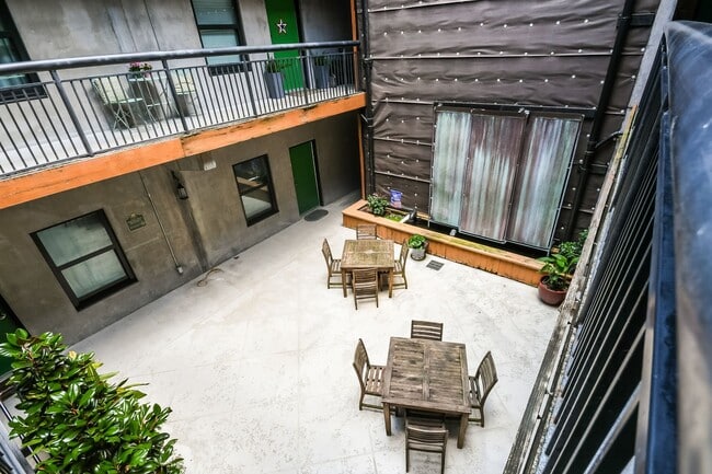 Building Photo - 1 bed / 1 bath w/Study - Move In Today!