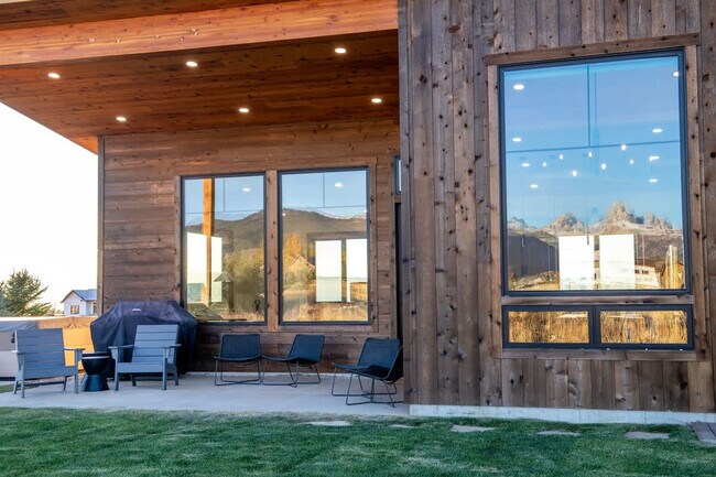 Building Photo - 3402 Alta Vista Dr