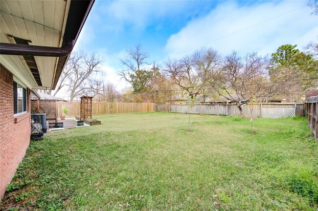 Building Photo - 6026 Clarewood Dr