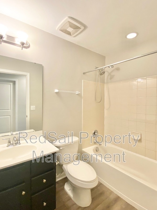 Building Photo - 107 Riva Ct