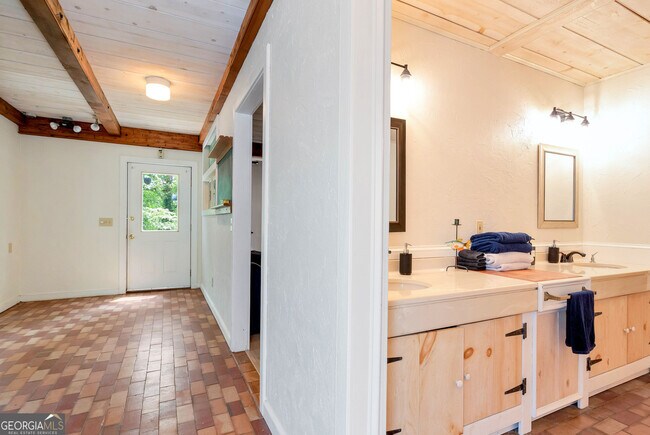Building Photo - 3978 Pineshore Cir