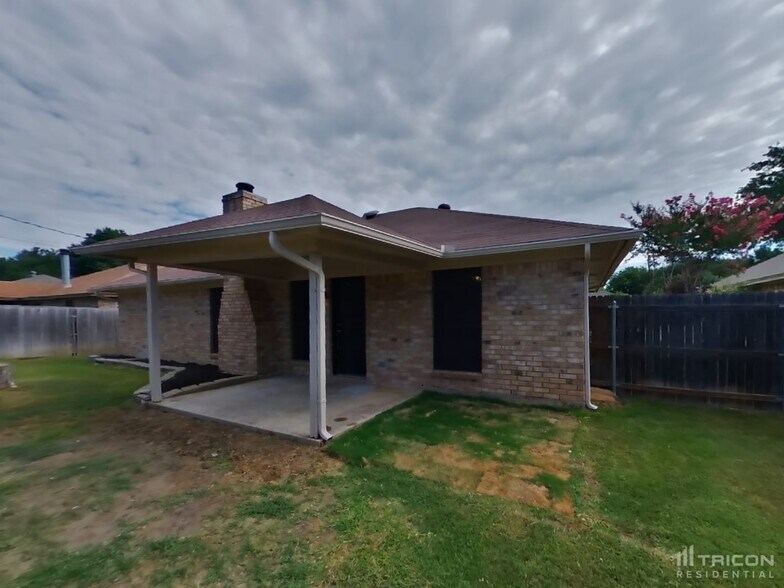 Building Photo - 721 Parkview Dr