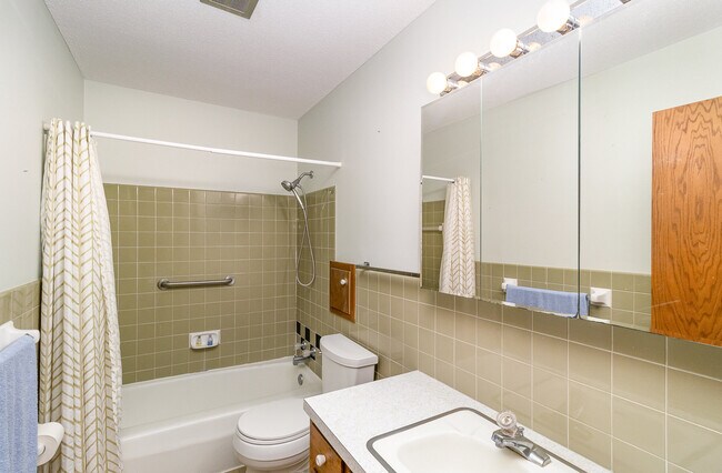Upper floor bathroom - 3937 Pumice Ct