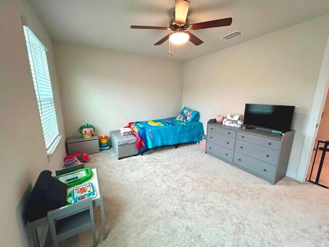 Building Photo - Beautiful Home in Moyock Subdivision - Min...